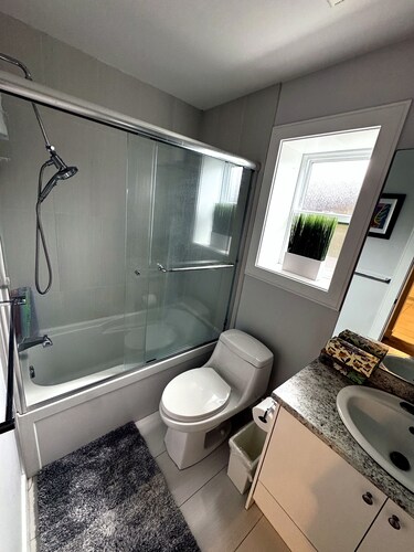 Charming 2 BR 1BA Basement suit in White Rock with WiFi