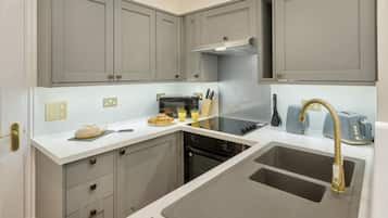 Oven, dishwasher, cookware/dishes/utensils