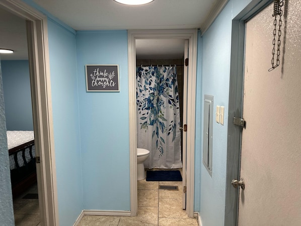 Towels, soap, toilet paper - Spacious 1-bedroom mobile home apartment (Harlingen)