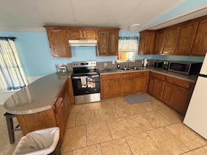 Fridge, microwave, oven, coffee/tea maker - Spacious 1-bedroom mobile home apartment (Harlingen)