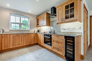 Oven, dishwasher, highchair, cookware/dishes/utensils - 4 Bed in Rhayader (oc-m28919) (Nantmel)