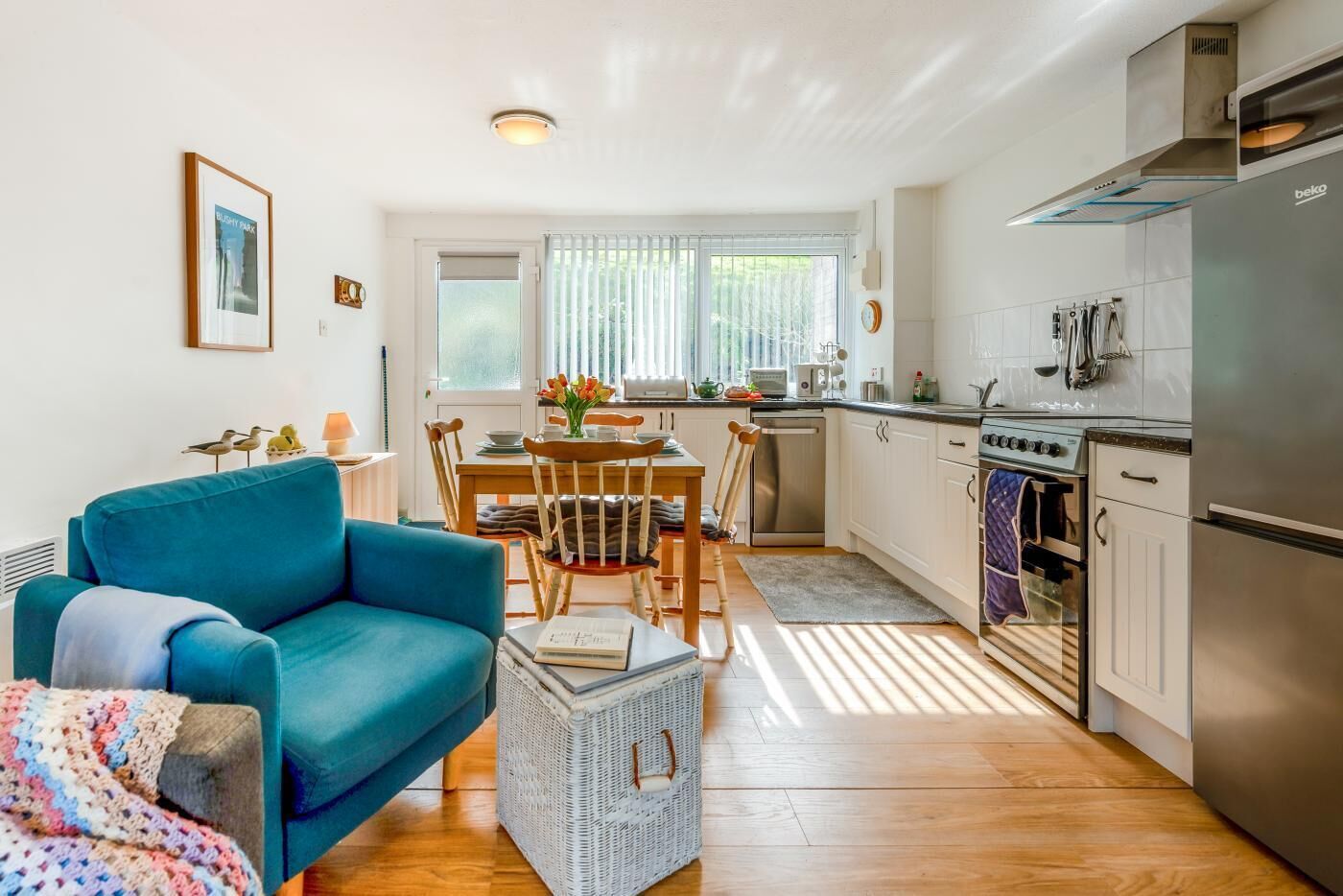 Een microgolfoven, een oven, een vaatwasser, een kinderstoel