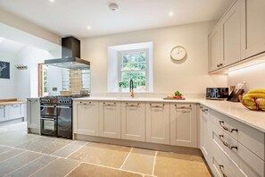 Oven, dishwasher, cookware/dishes/utensils