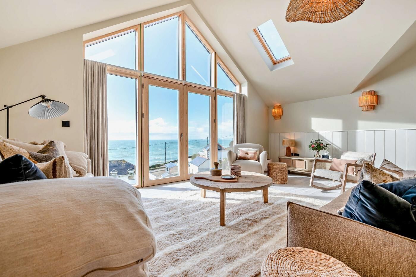 Una televisión, una chimenea