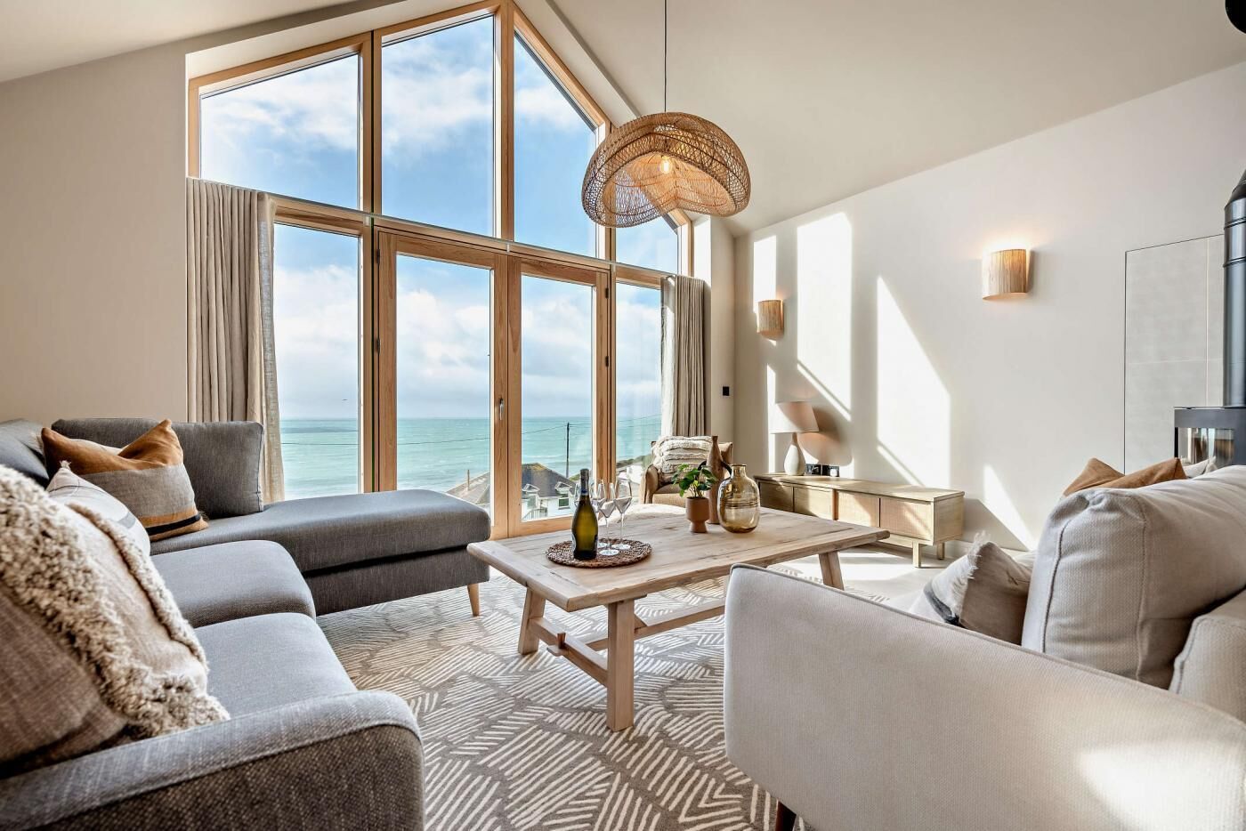 Una televisión, una chimenea