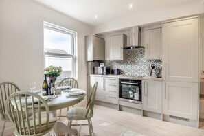 Oven, dishwasher, high chair, cookware/dishes/utensils - 2 Bed in Cromer (oc-f28893) (Cromer)