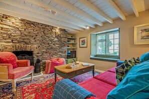 TV, fireplace - 2 Bed in Padstow (oc-l28951) (Padstow)