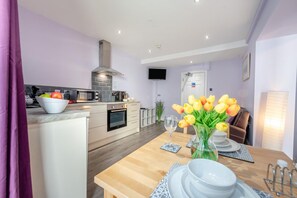 Microwave, oven, high chair, cookware/dishes/utensils - 1 Bed in Tenby (oc-w28986) (Tenby)