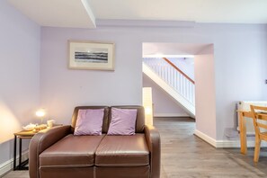 TV - 1 Bed in Tenby (oc-w28986) (Tenby)