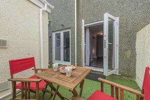 Outdoor dining - 1 Bed in Tenby (oc-w28986) (Tenby)