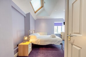 Travel cot, free WiFi, bed sheets - 1 Bed in Tenby (oc-w28986) (Tenby)