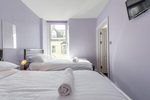Travel crib, WiFi (free), bed sheets - 2 Bed in Tenby (oc-w28987) (Tenby)