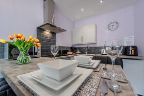 Microwave, oven, high chair, cookware/dishes/utensils - 2 Bed in Tenby (oc-w28987) (Tenby)