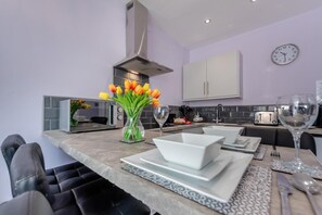 Microwave, oven, highchair, cookware/dishes/utensils - 2 Bed in Tenby (oc-w28987) (Tenby)