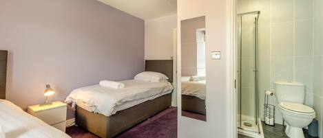 Lit de bébé portatif, accÚs au Wi-Fi (inclus), literie fournie