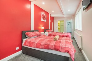 Iron/ironing board, travel cot, free WiFi, bed sheets - 2 Bed in Tenby (oc-b28989) (Tenby)