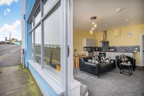 Microwave, oven, high chair, cookware/dishes/utensils - 2 Bed in Tenby (oc-b28989) (Tenby)