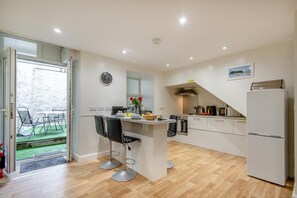 Microwave, oven, highchair, cookware/dishes/utensils - 2 Bed in Tenby (oc-t28988) (Tenby)