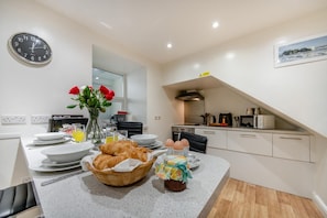 Dining - 2 Bed in Tenby (oc-t28988) (Tenby)