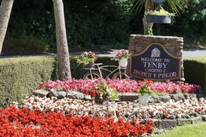 Property grounds - 2 Bed in Tenby (oc-t28988) (Tenby)