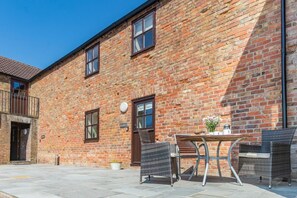 Outdoor dining - 2 Bed in Thwing (oc-t29012) (Thwing)