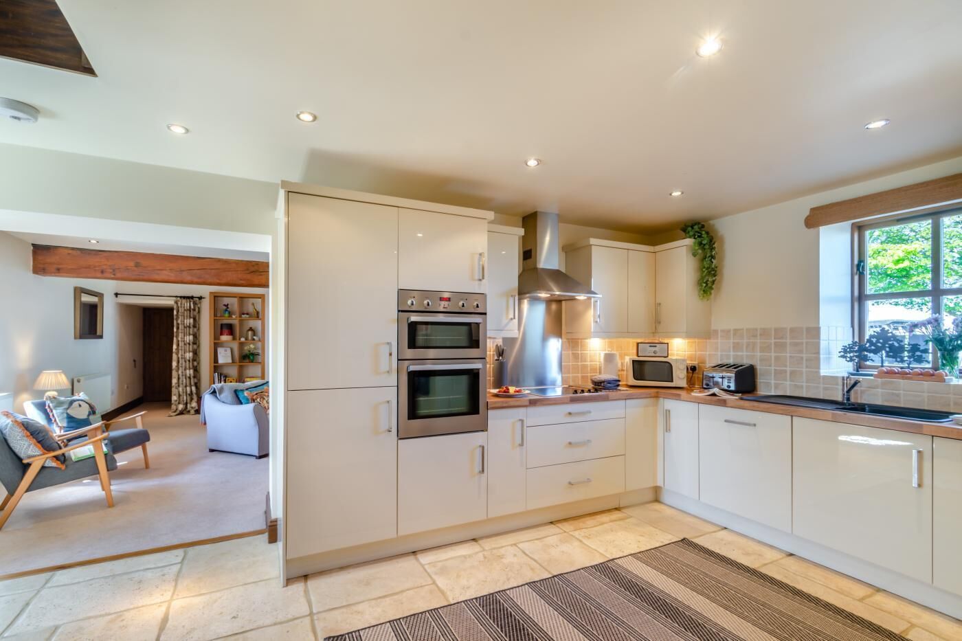 Four, lave-vaisselle, chaise haute