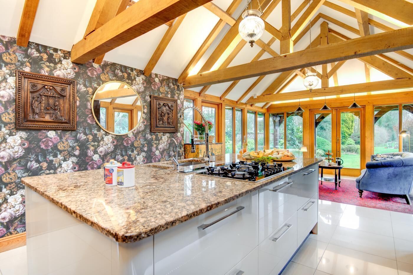 Micro-ondes, lave-vaisselle, chaise haute