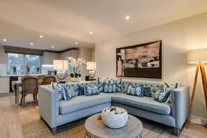 TV - 2 Bed in Padstow (oc-h29015) (Padstow)