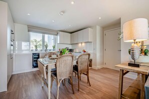 Microwave, oven, dishwasher, cookware/dishes/utensils - 2 Bed in Padstow (oc-h29015) (Padstow)