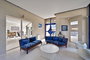 Televisión, reproductor de DVD y estéreo 