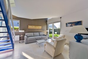 Televisión, reproductor de DVD y estéreo 