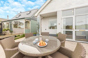 Outdoor dining - 2 Bed in Bishopston (oc-h28996) (Bishopston)