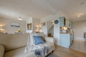 TV, fireplace - 2 Bed in Bishopston (oc-h28996) (Bishopston)