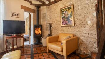 Una televisión, una chimenea