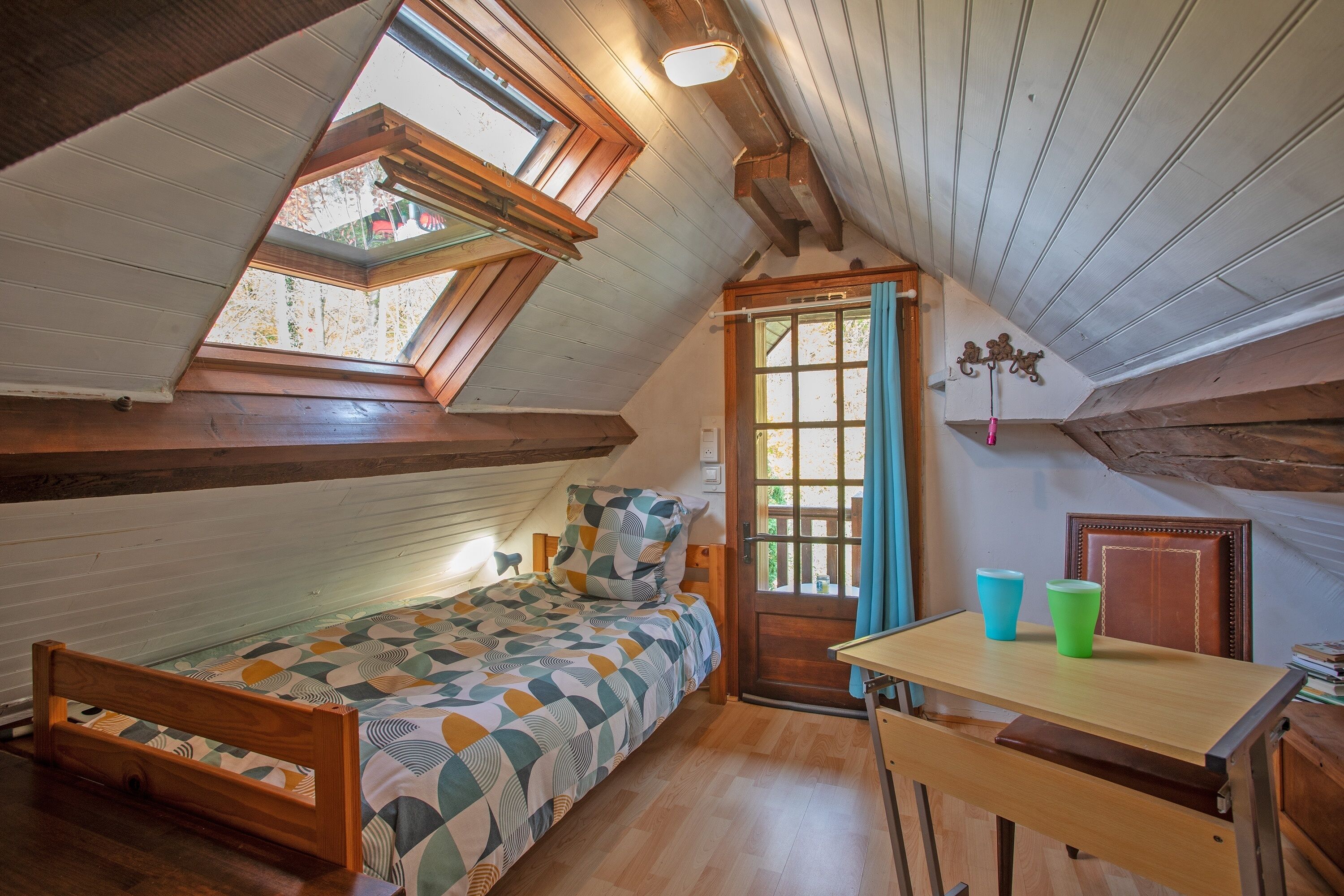 Tabla de planchar con plancha, wifi gratis, ropa de cama