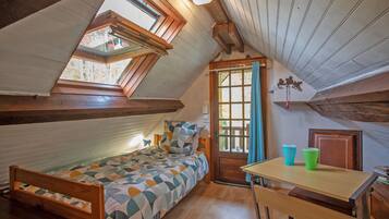 Tabla de planchar con plancha, wifi gratis, ropa de cama