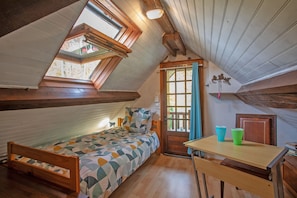 Tabla de planchar con plancha, wifi gratis, ropa de cama