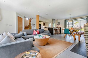 TV, fireplace - 3 Bed in Trevone (oc-c29020) (Trevone)
