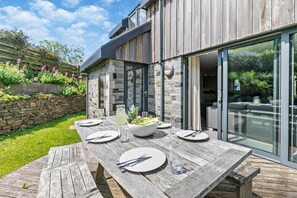 Outdoor dining - 3 Bed in Trevone (oc-c29020) (Trevone)