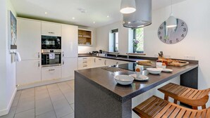 ميكروويف، فرن، غسالة أطباق، كرسي للأطفال