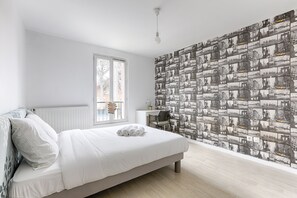 A bedroom with a bed, a desk, and a window. - Venturia - 23 min en train de Paris (Franconville)