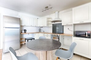 Køleskab, mikrobølgeovn, ovn, kaffe-/temaskine