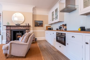 Microwave, oven, cookware/dishes/utensils - 1 Bed in Aldeburgh (oc-h28976) (Aldeburgh)