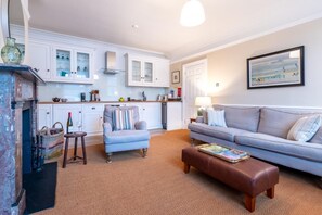 TV, fireplace - 1 Bed in Aldeburgh (oc-h28976) (Aldeburgh)