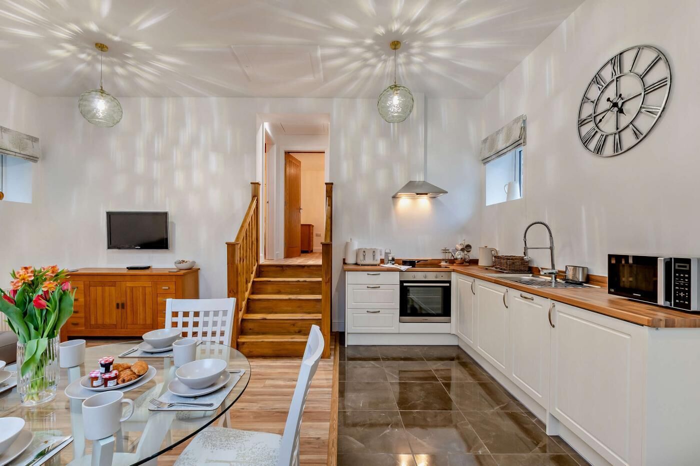 電子レンジ、オーブン、食器洗い機、調理器具と食器