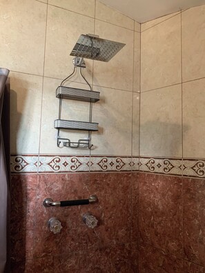Serviettes fournies, savon, papier toilette