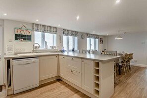 Microwave, oven, dishwasher, cookware/dishes/utensils - 3 Bed in Aldeburgh (oc-o5630) (Aldeburgh)