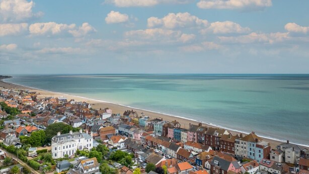 A coastal town with a beach, houses, and a large building. - 3 Bed in Aldeburgh (oc-o5630) (Aldeburgh)