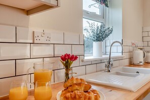 焗爐、洗碗機、高腳椅、廚房用具/餐具/器皿