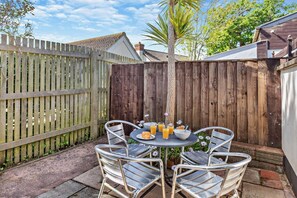 Outdoor dining - 3 Bed in Blue Anchor (oc-b28903) (Blue Anchor)